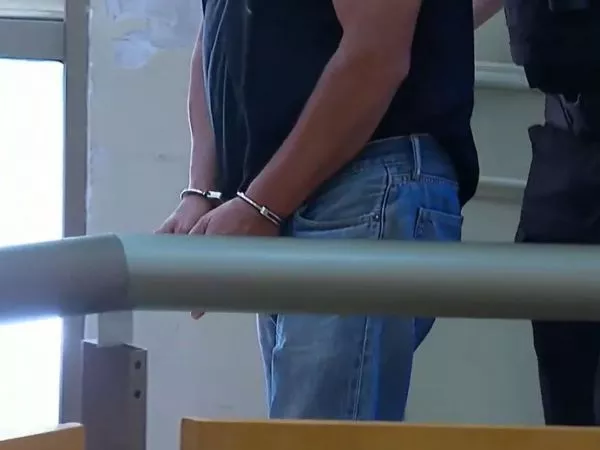 Manos esposadas del atacante.