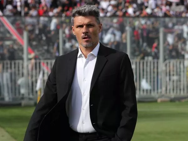 Fernando Ortiz dirigiendo un partido de Colo Colo