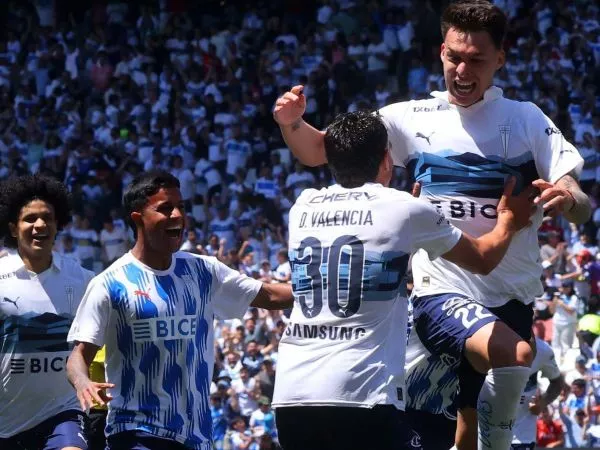 Plantel de la Universidad Católica celebrando un gol