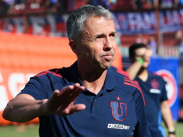 Gustavo Álvarez saludando en un partido de la Universidad de Chile