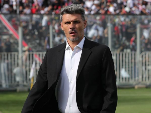 Fernando Ortiz dirigiendo un partido de Colo Colo