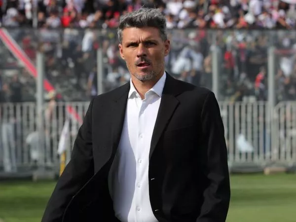 Fernando Ortiz dirigiendo un partido de Colo Colo