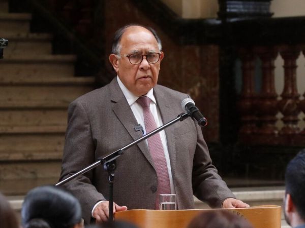 Diego Simpertigue habla previo a la revisión de su acusación constitucional en el Senado