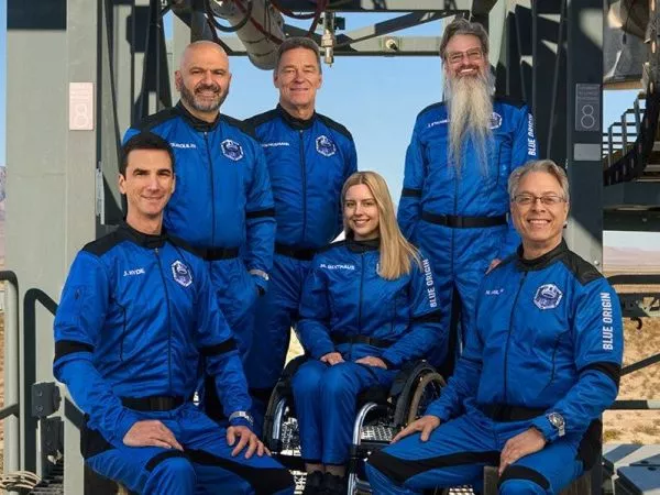 Fotografía tomada de la cuenta oficial en X @blueorigin donde se observa a Joey Hyde (i) Adonis Pouroulis (2-i) Hans Koenigsmann (3-i), Michaela (Michi) Benthaus (c), Jason Stansell (2-d) y Neal Milch (d), integrantes del programa New Shepard.