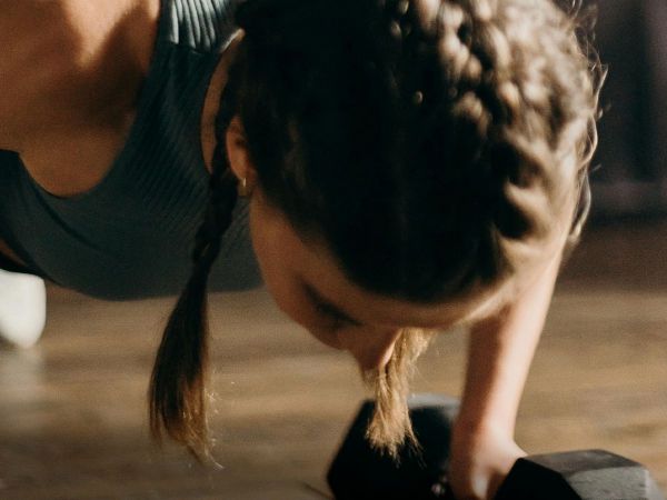 Persona realizando ejercicio físico intenso mientras grita, representando el efecto psicológico de decir garabatos en el rendimiento físico.