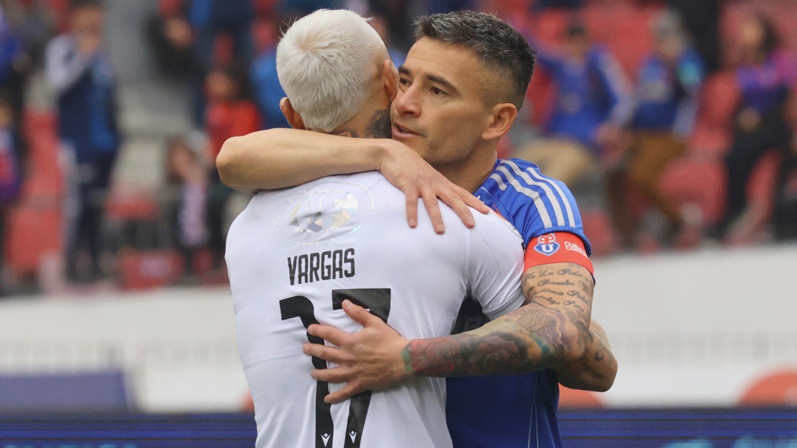 Charles Aránguiz abrazando a Eduardo Vargas