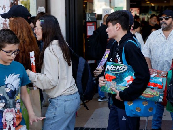 Desde el Sernac aseguraron que tanto las compras presenciales como las hechas por internet tienen el mismo respaldo legal.
