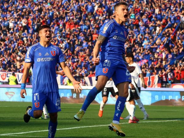 Charles Aránguiz celebrando un gol por la Universidad de Chile