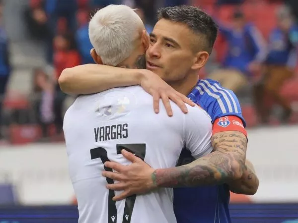 Charles Aránguiz abrazando a Eduardo Vargas