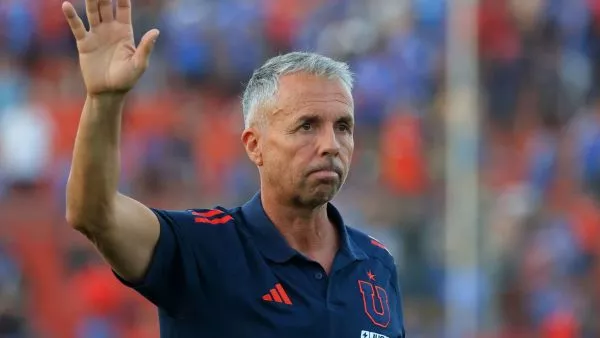 Universidad de Chile oficializó partida de Gustavo Álvarez