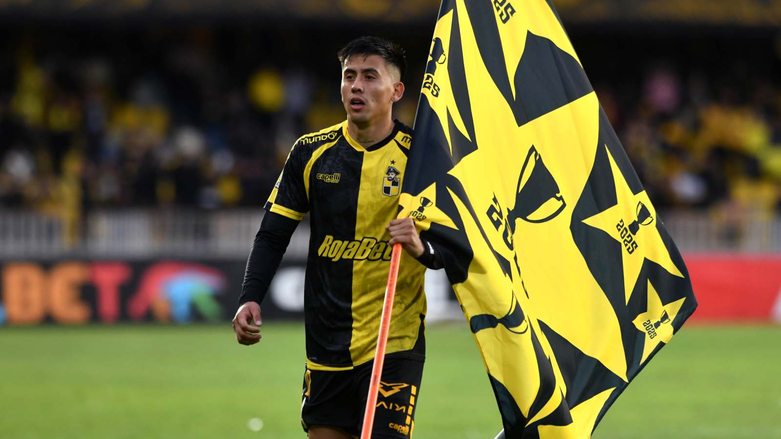 Matías Palavecino con una bandera de Coquimbo Unido