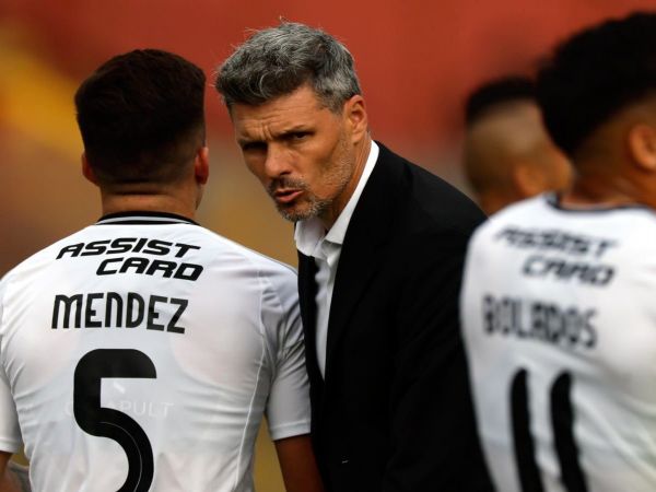 Fernando Ortiz dirigiendo un partido de Colo Colo
