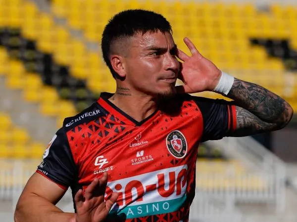 Daniel Castro celebrando un gol por Deportes Limache