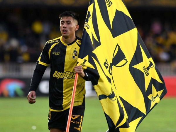 Matías Palavecino con una bandera de Coquimbo Unido