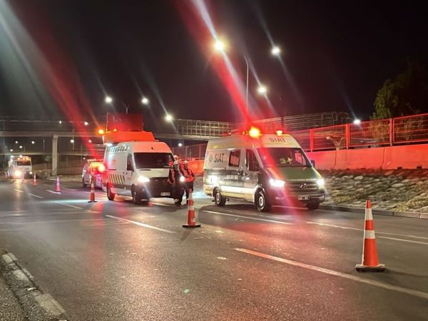 Motorista muere tras chocar contra barrera en caletera de Autopista Central