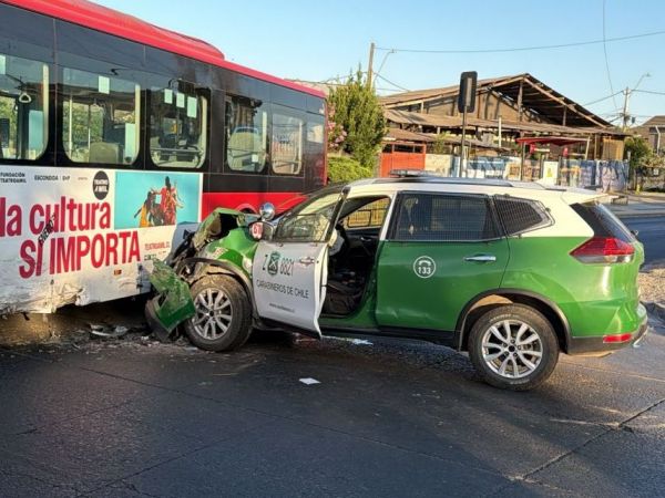 Dos carabineros heridos: Fuerte choque de patrulla con bus en Pudahuel