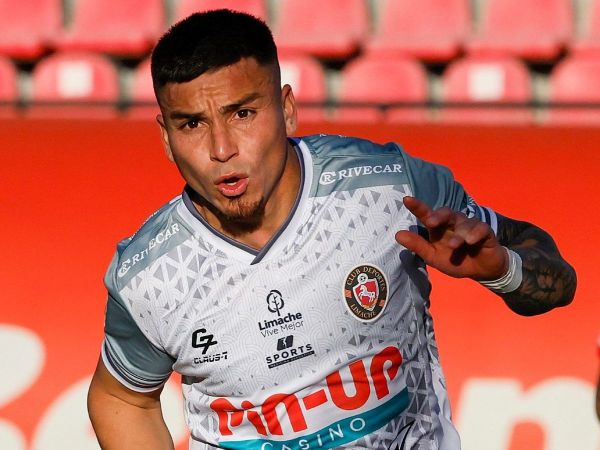 Daniel 'Popín' Castro celebrando un gol por la Liga de Primera