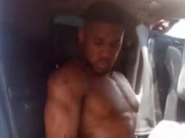 Anthony Joshua boxeando y en el accidente que protagonizó