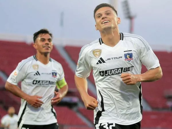 Vicente Pizarro y Lucas Cepeda celebrando un gol por Colo Colo