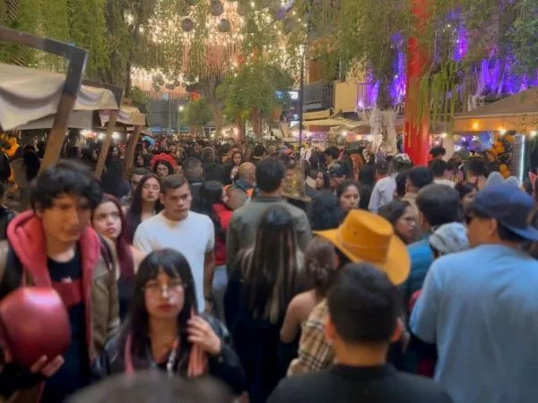 Personas caminando por Lima, Perú