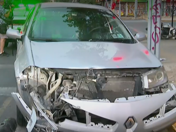 Accidente de auto contra moto en Providencia