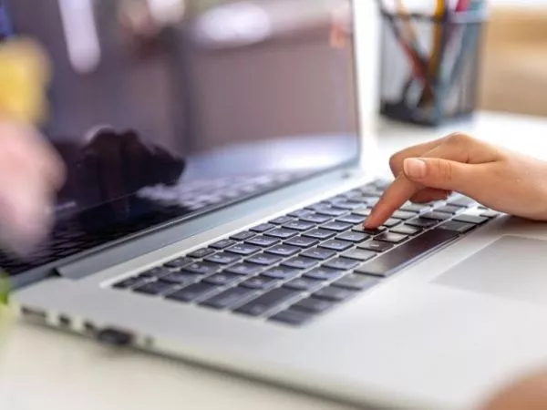 Persona realizando trámite en un computador. Inicio de actividades en el SII