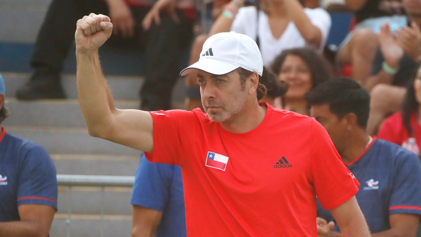 Nicolás Massú, capitán del equipo chileno de Copa Davis, apoyando a sus jugadores