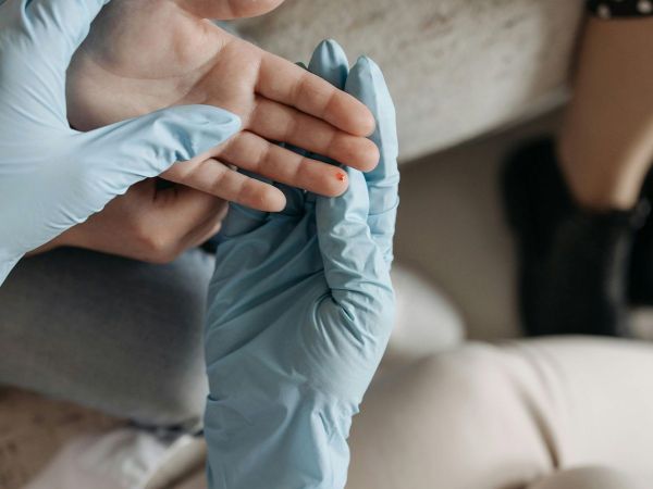 Investigador realiza prueba de Alzheimer con una gota de sangre tomada del dedo.