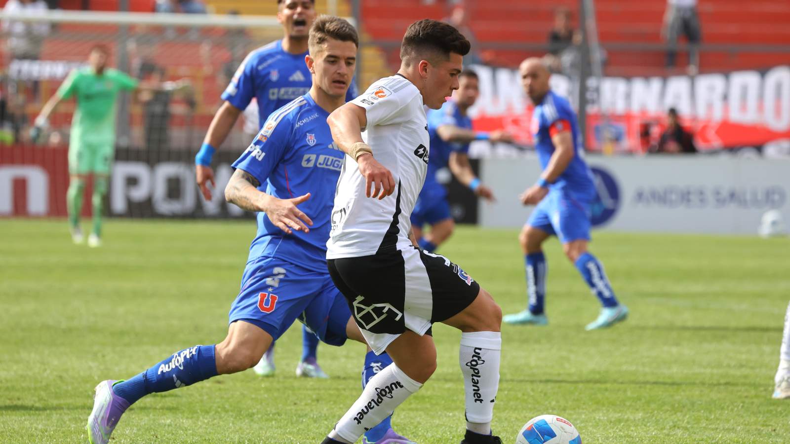 Franco Calderón y Víctor Felipe Méndez disputando el balón en un Superclásico