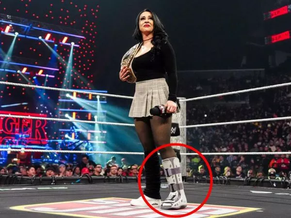 Stephanie Vaquer con su tobillo lastimado