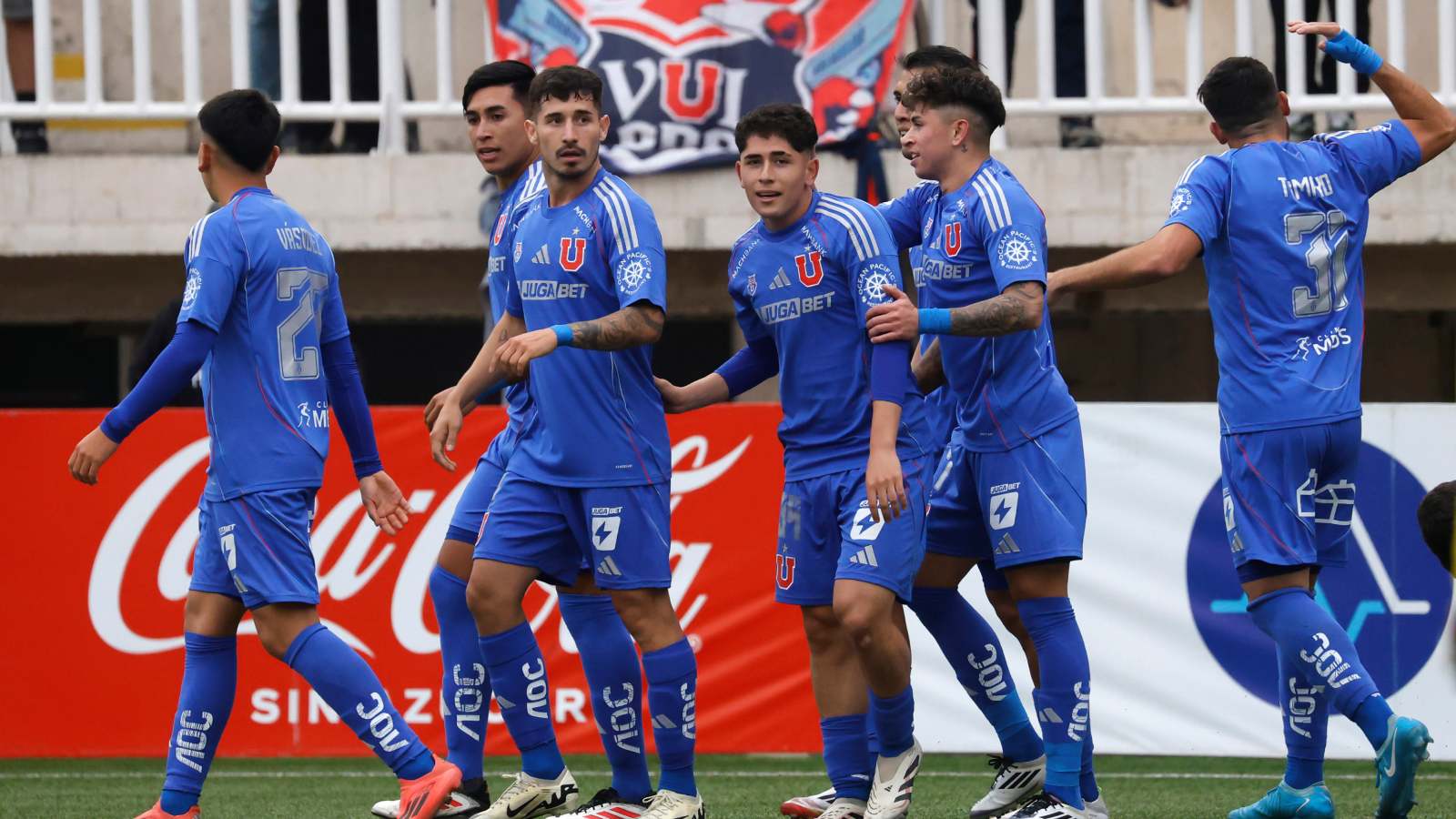 Plantel de la Universidad de Chile celebrando un gol.