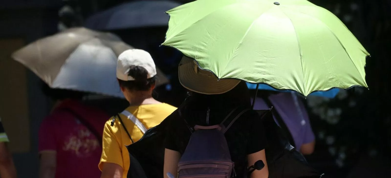 Persona con sombrilla bajo el sol en Santiago