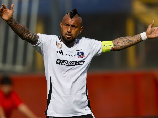 Arturo Vidal sorprendió como defensa central en la primera formación de Colo Colo