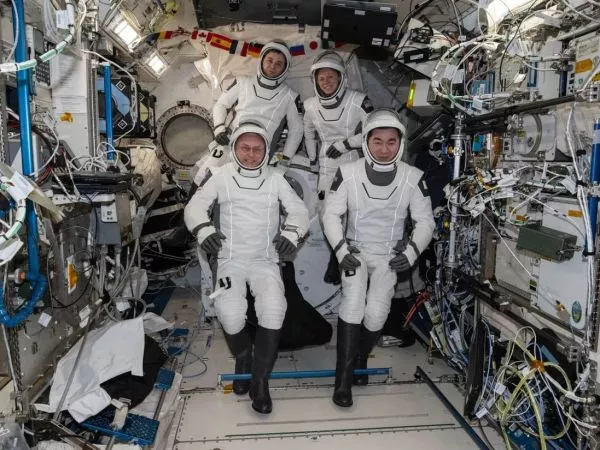 Astronautas regresan a la Tierra tras problema de salud 