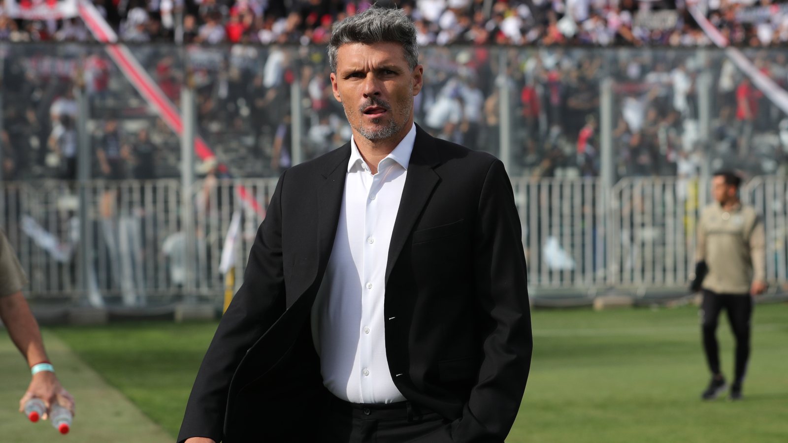 Fernando Ortiz dirigiendo un partido de Colo Colo