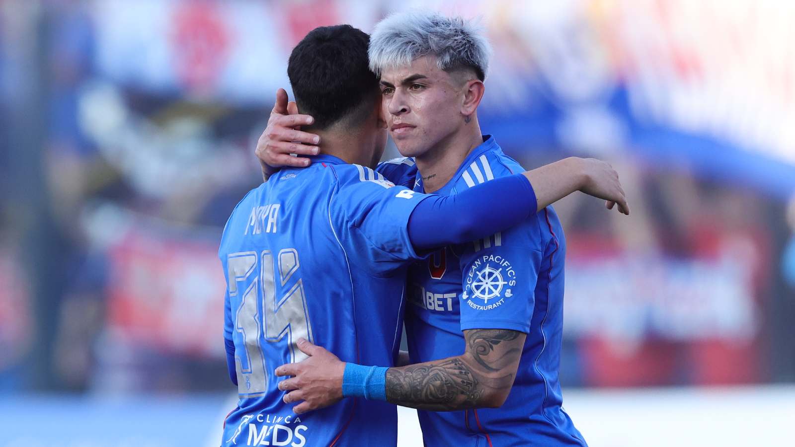 Flavio Moya abrazando a Maximiliano Guerrero