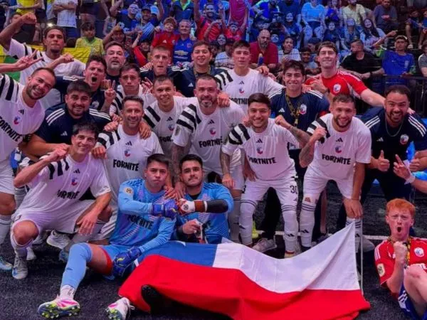 Plantel de Chile en la Kings League celebrando su paso a la final del torneo