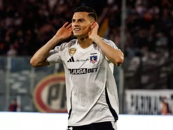Lucas Cepeda celebrando un gol por Colo Colo