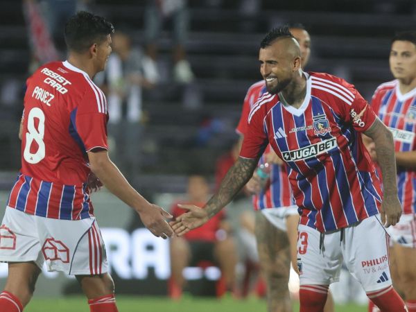 Arturo Vidal se desempeñó como central ante Olimpia