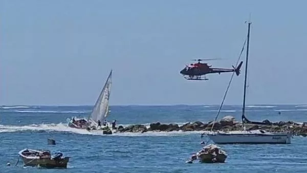 Impactante rescate de velero que encalló en roqueríos de Algarrobo