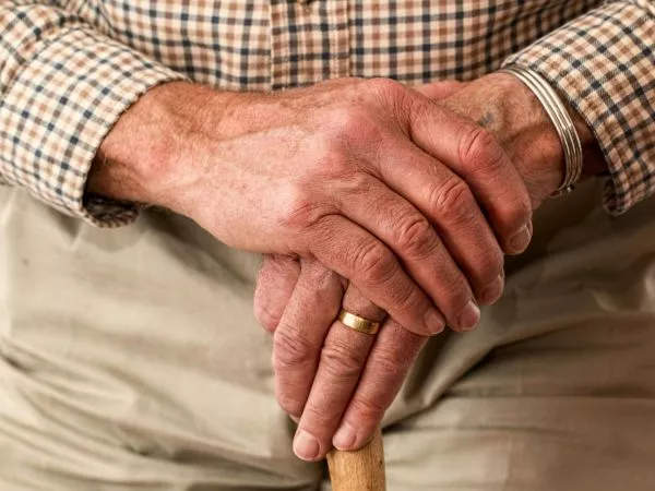 Bonos y beneficios disponibles para adultos mayores para 2026