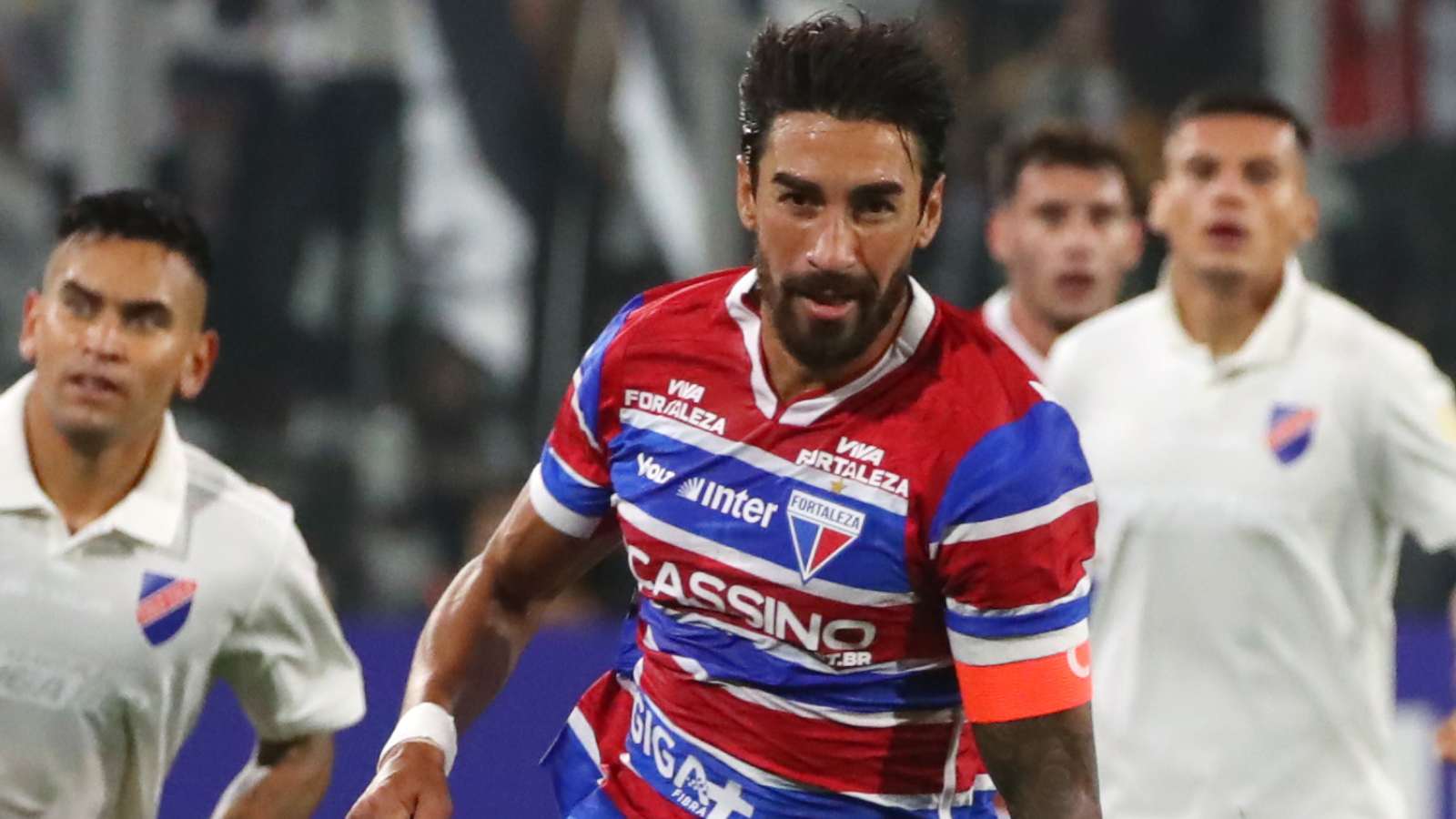 Juan Martín Lucero jugando por Fortaleza frente a Colo Colo