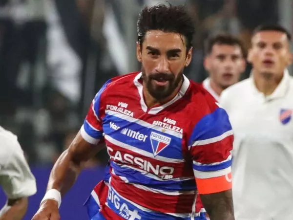 Juan Martín Lucero jugando por Fortaleza frente a Colo Colo