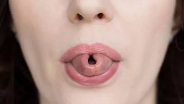 Qué significa según la psicología que una persona pueda curvar la lengua entera