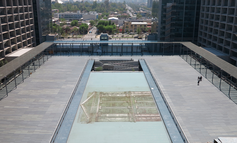 Obra de arte en la explanada del Centro de Justicia
