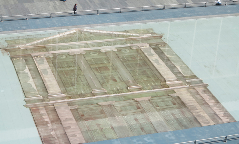 Obra de arte bajo la piscina de la explanada del Centro de Justicia
