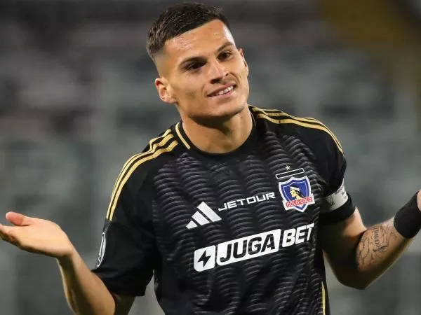 Lucas Cepeda celebrando con Colo Colo