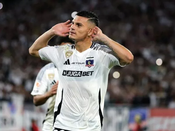 Lucas Cepeda celebrando con Colo Colo