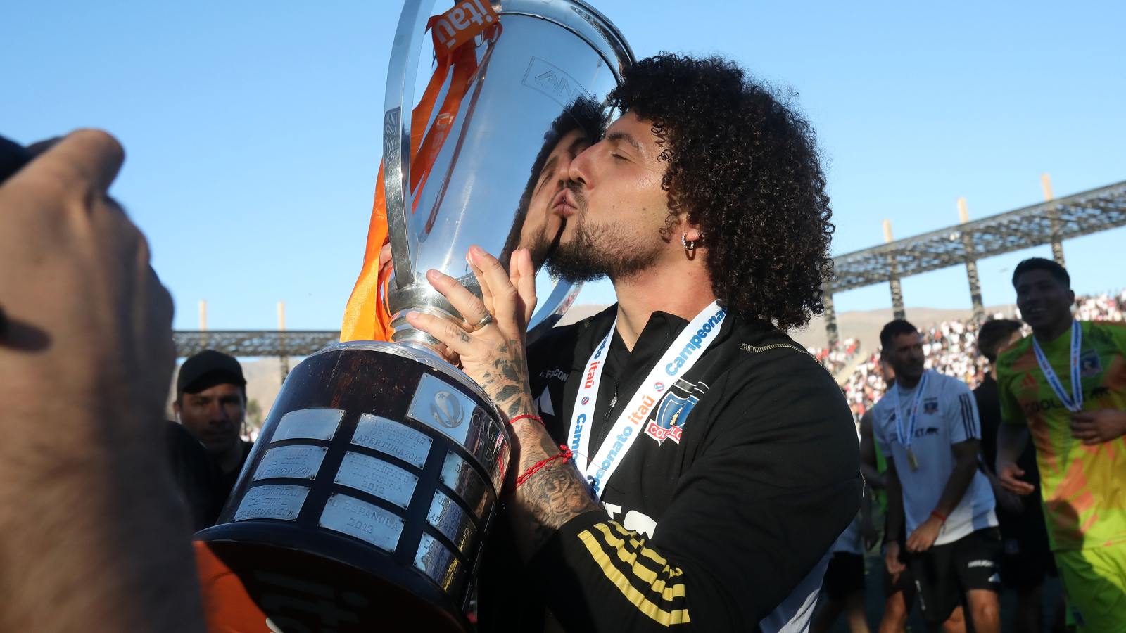 Maximiliano Falcón celebrando la obtención del título de 2024 con Colo Colo