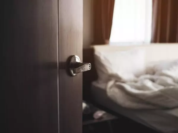 Qué dice la psicología de las personas que cierran la puerta antes de irse a dormir